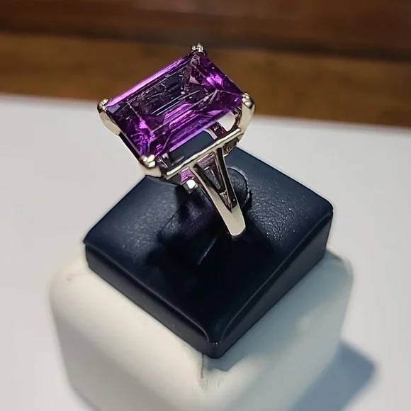 14KT white gold purple gemstone ring. - Picture 2 of 7